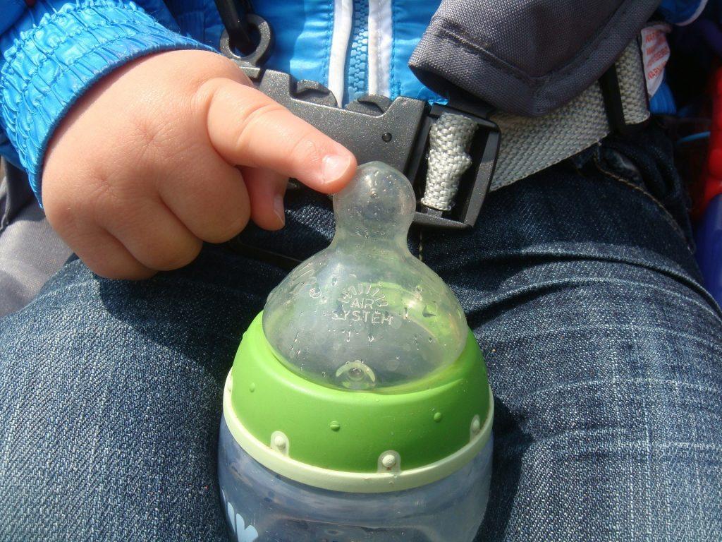 tips to travel with a baby - know baby's feeding needs